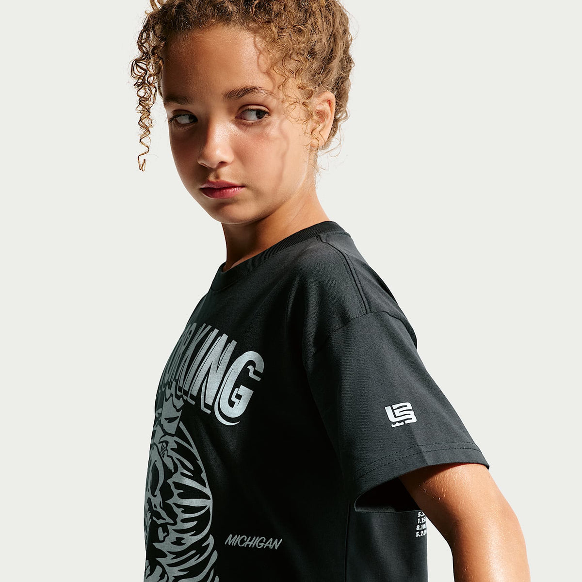 Playera de fitness Nike para niños LeBron "Motor King" – Sombrío apagado – vista 3