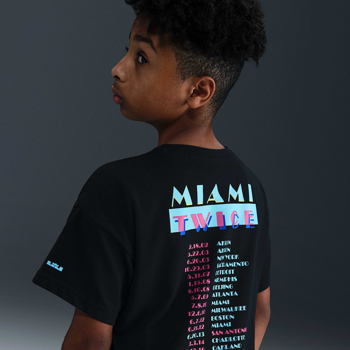 Playera de básquetbol Max90 para niños talla grande de LeBron "Miami Twice" – Negro – vista 2