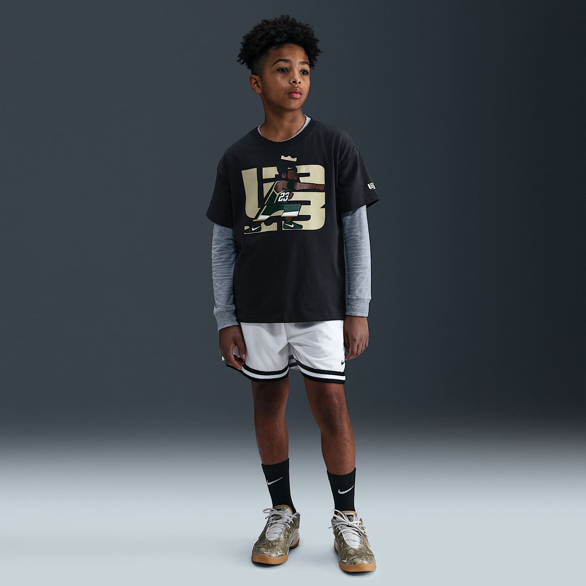 Playera de básquetbol Max90 para niños talla grande de LeBron "Point Forward" – Sombrío apagado – vista 4