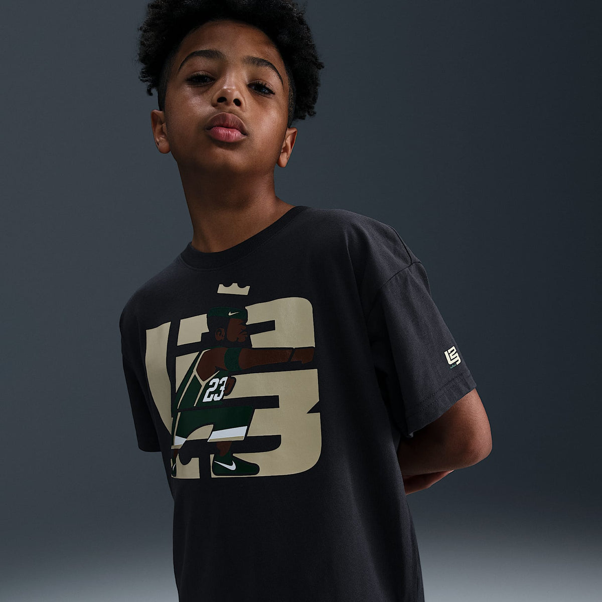 Playera de básquetbol Max90 para niños talla grande de LeBron "Point Forward" – Sombrío apagado – vista 1