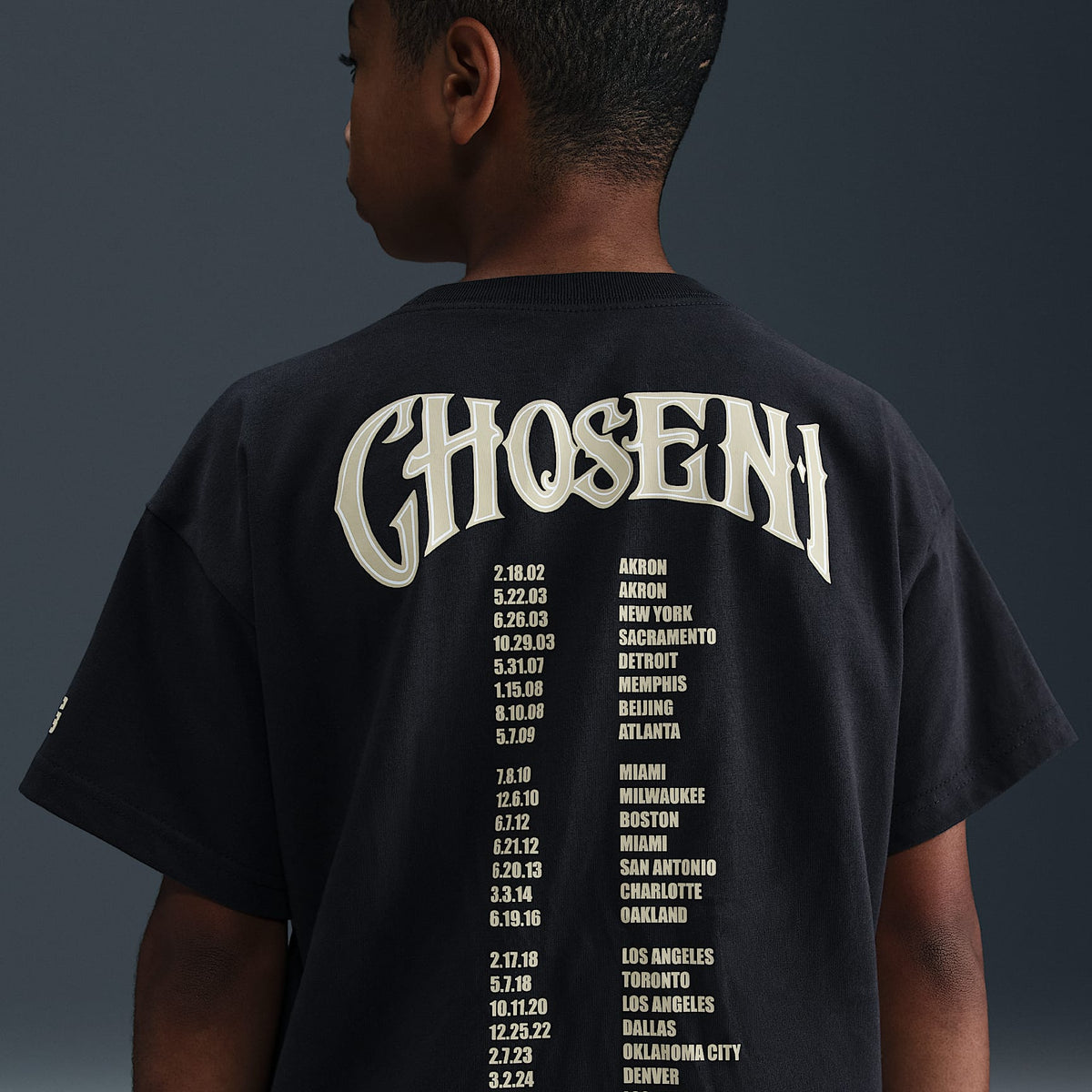 Playera de básquetbol Max90 para niños talla grande de LeBron "Point Forward" – Sombrío apagado – vista 2