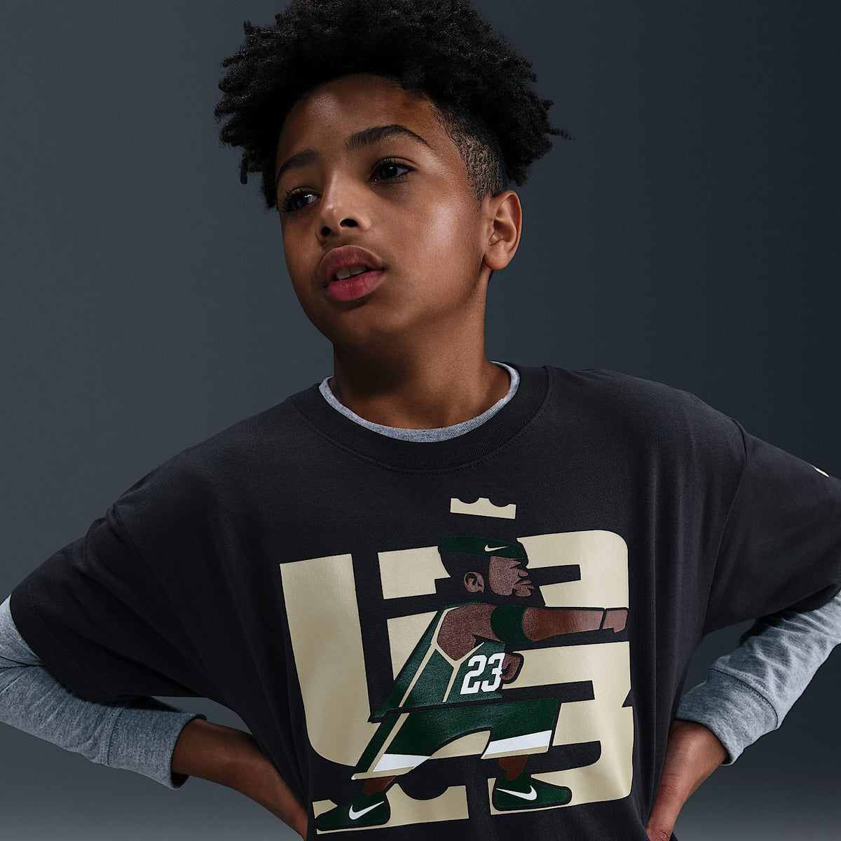 Playera de básquetbol Max90 para niños talla grande de LeBron "Point Forward" – Sombrío apagado – vista 3