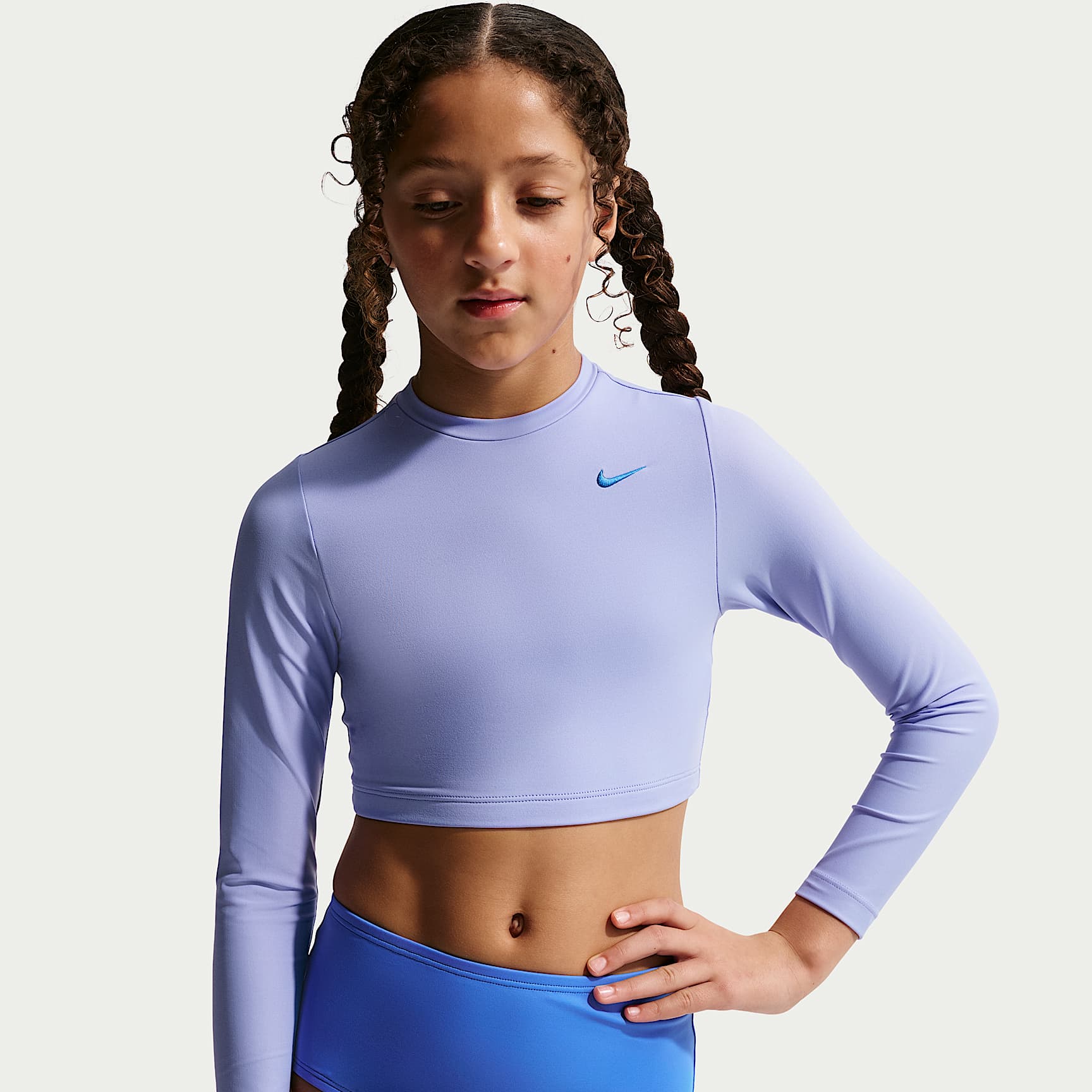 Conjunto de top cropped de manga larga y parte de abajo de cintura alta para niña talla grande Nike Swim Effortless Essential – Cardo claro – vista 2
