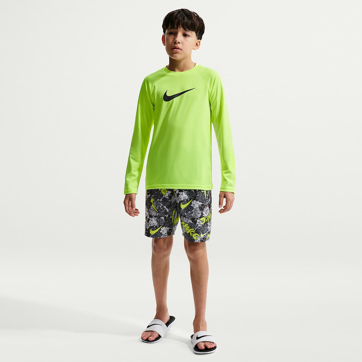 Playera de manga larga Dri-FIT UV para niño talla grande Nike Swim Hydroguard Essential – Volt – vista 4