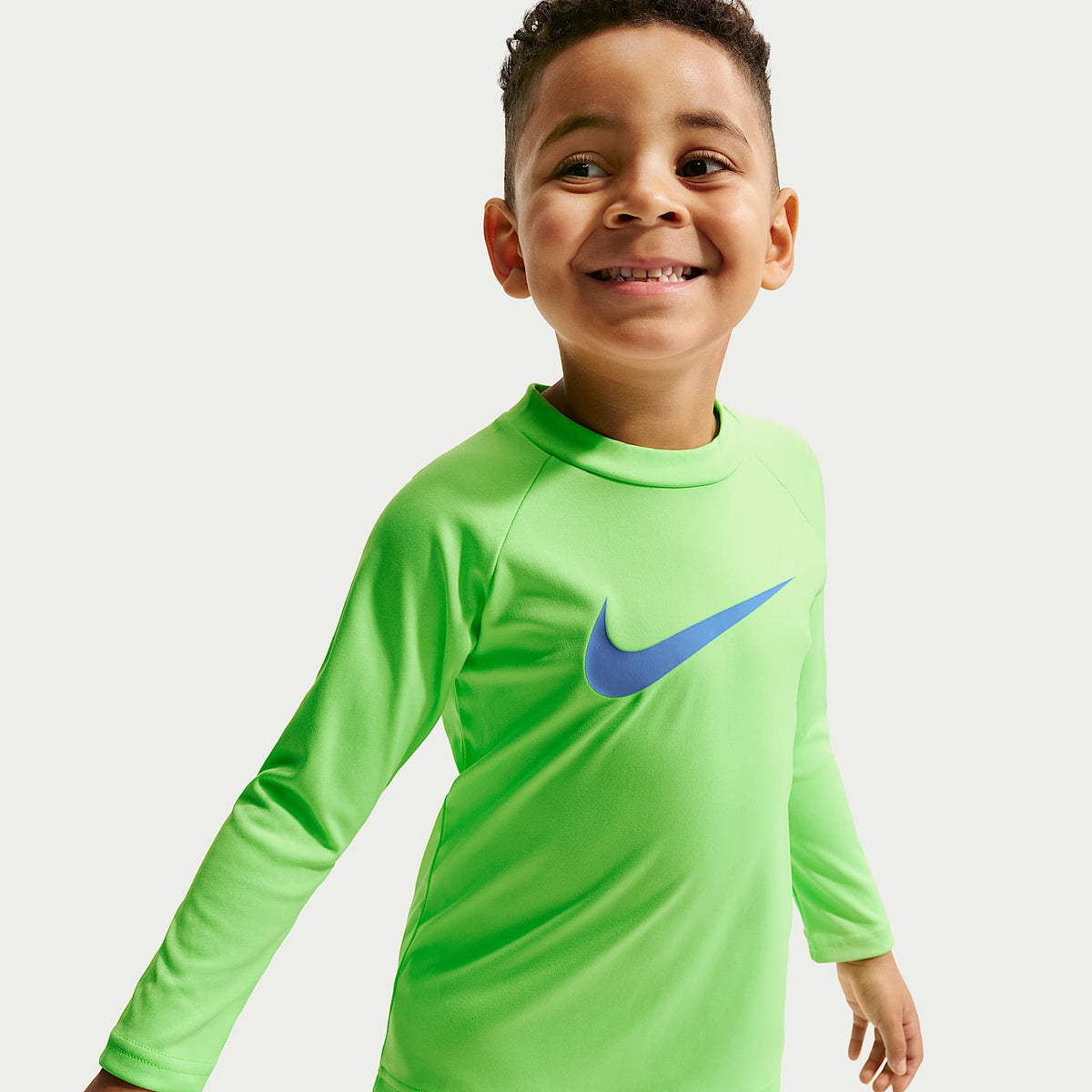 Conjunto de playera de manga larga y short para niño talla pequeña Nike Swim – Azul cristal – vista 6