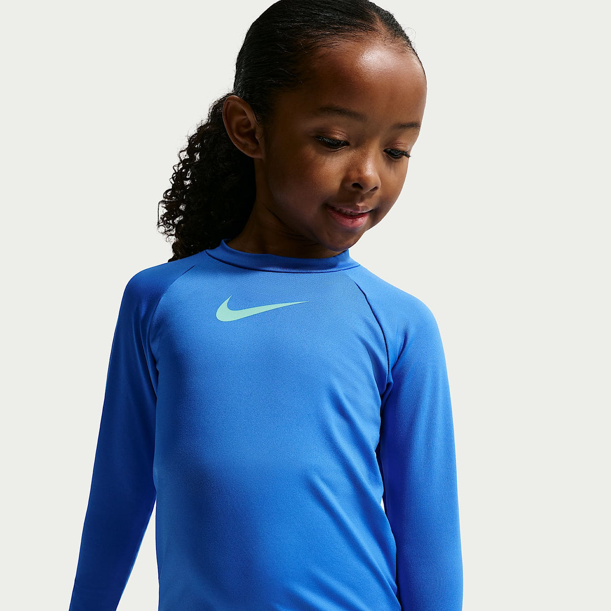 Conjunto de midkini + Hydroguard de manga larga para niña talla pequeña Nike Swim – Turquesa/Turquesa – vista 2