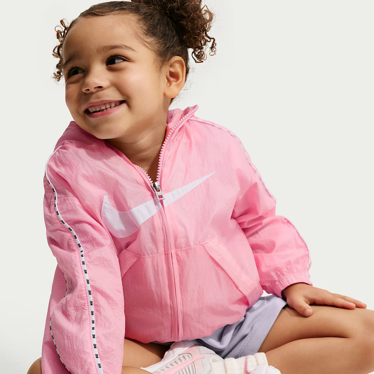 Chamarra ripstop translúcida y ligera infantil Nike – Rosa suave medio – vista 3