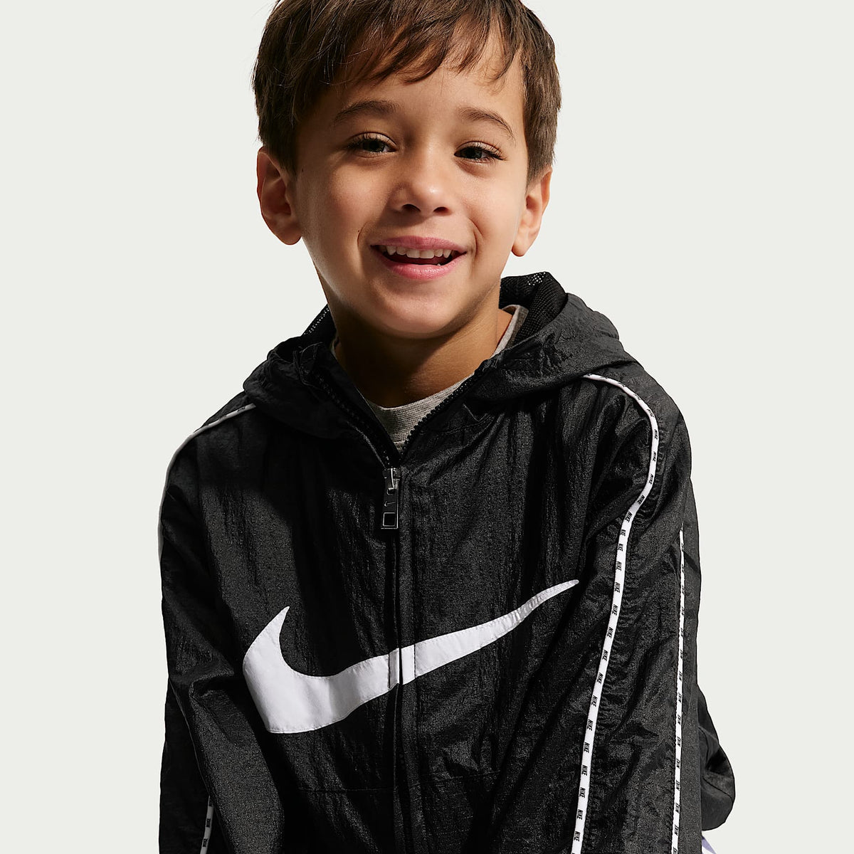 Chamarra ripstop translúcida y ligera para niños talla pequeña Nike – Negro – vista 3