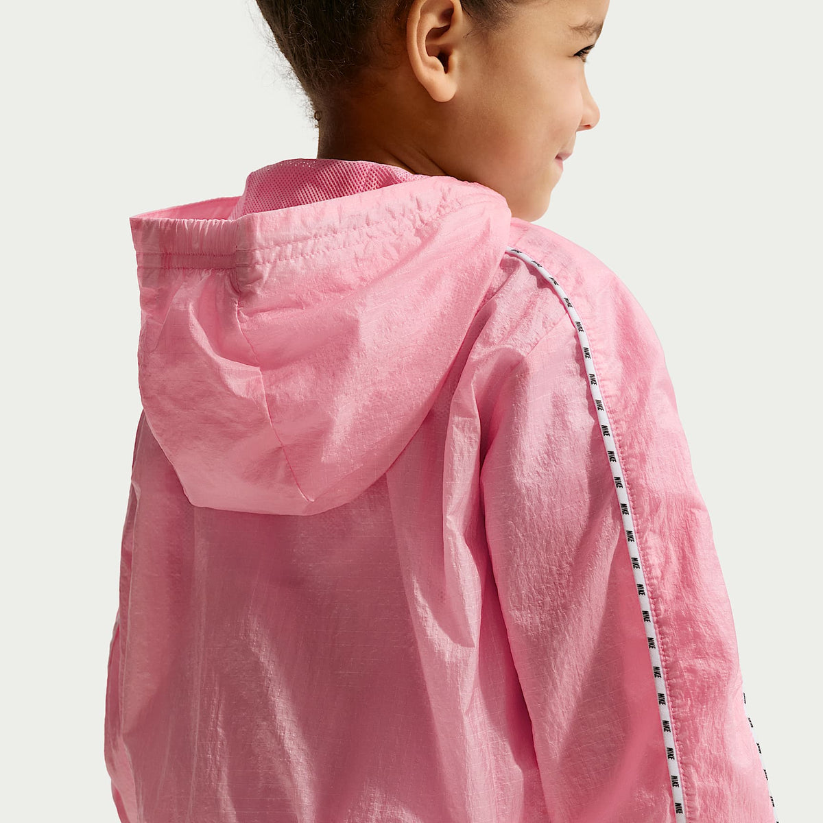 Chamarra ripstop translúcida y ligera infantil Nike – Rosa suave medio – vista 2