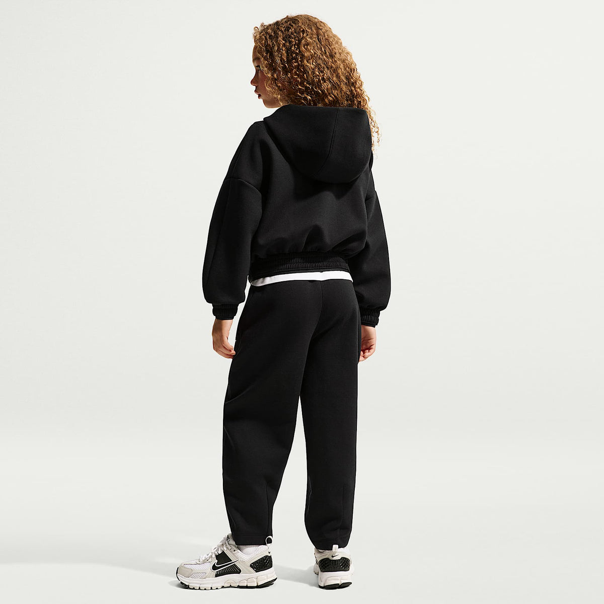 Conjunto de 2 piezas con sudadera con gorro y cierre completo Luxe Perform para niños talla pequeña Nike – Negro – vista 7