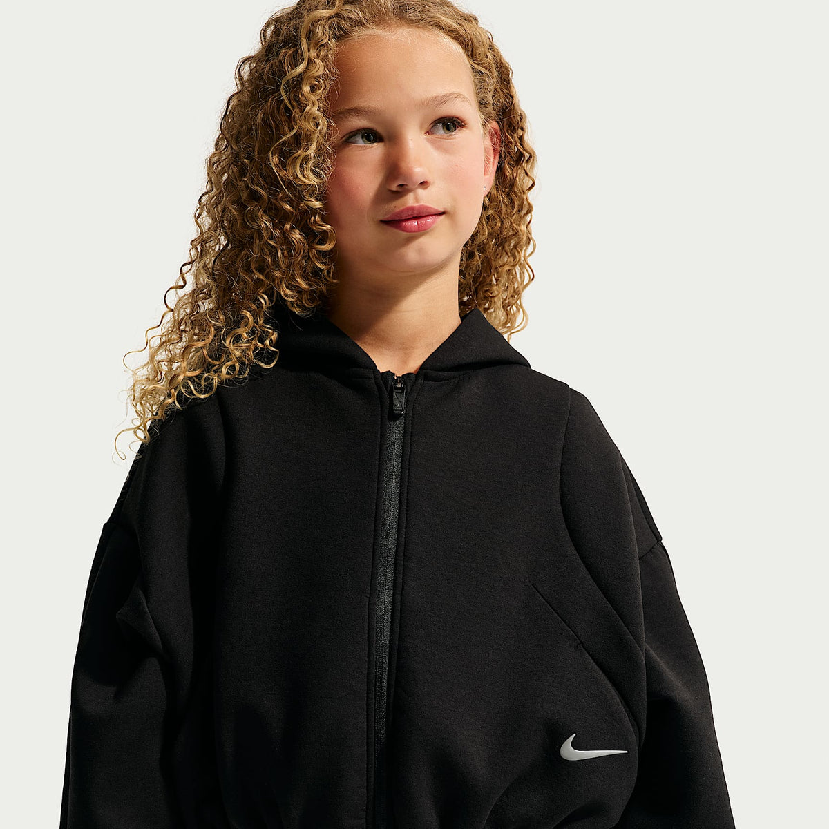 Conjunto de 2 piezas con sudadera con gorro y cierre completo Luxe Perform para niños talla pequeña Nike – Negro – vista 2