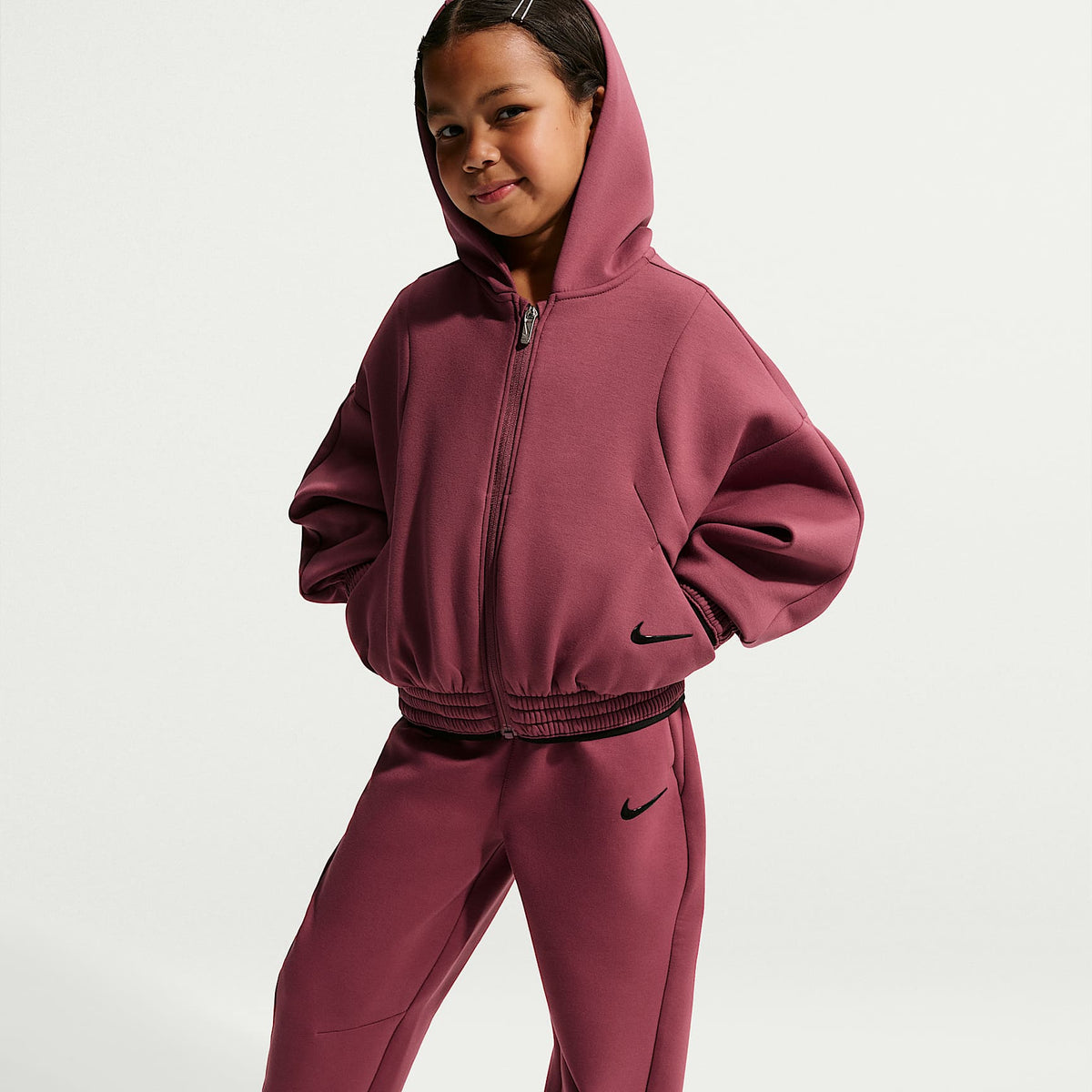 Conjunto de 2 piezas con sudadera con gorro y cierre completo Luxe Perform para niños talla pequeña Nike – Rosa humo – vista 6