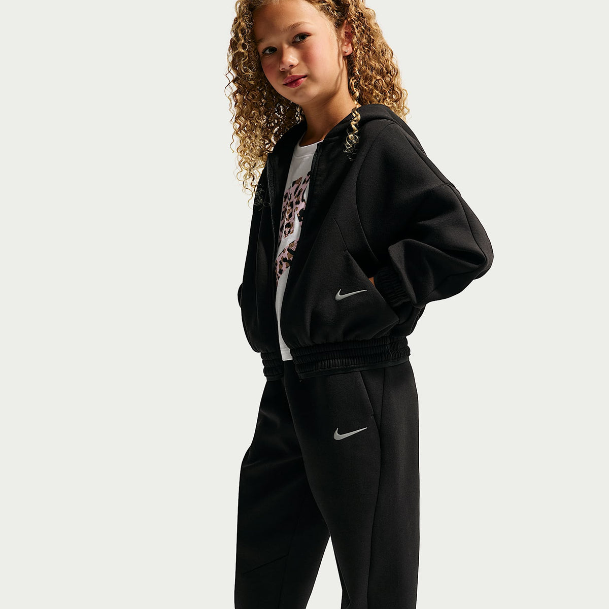 Conjunto de 2 piezas con sudadera con gorro y cierre completo Luxe Perform para niños talla pequeña Nike – Negro – vista 6