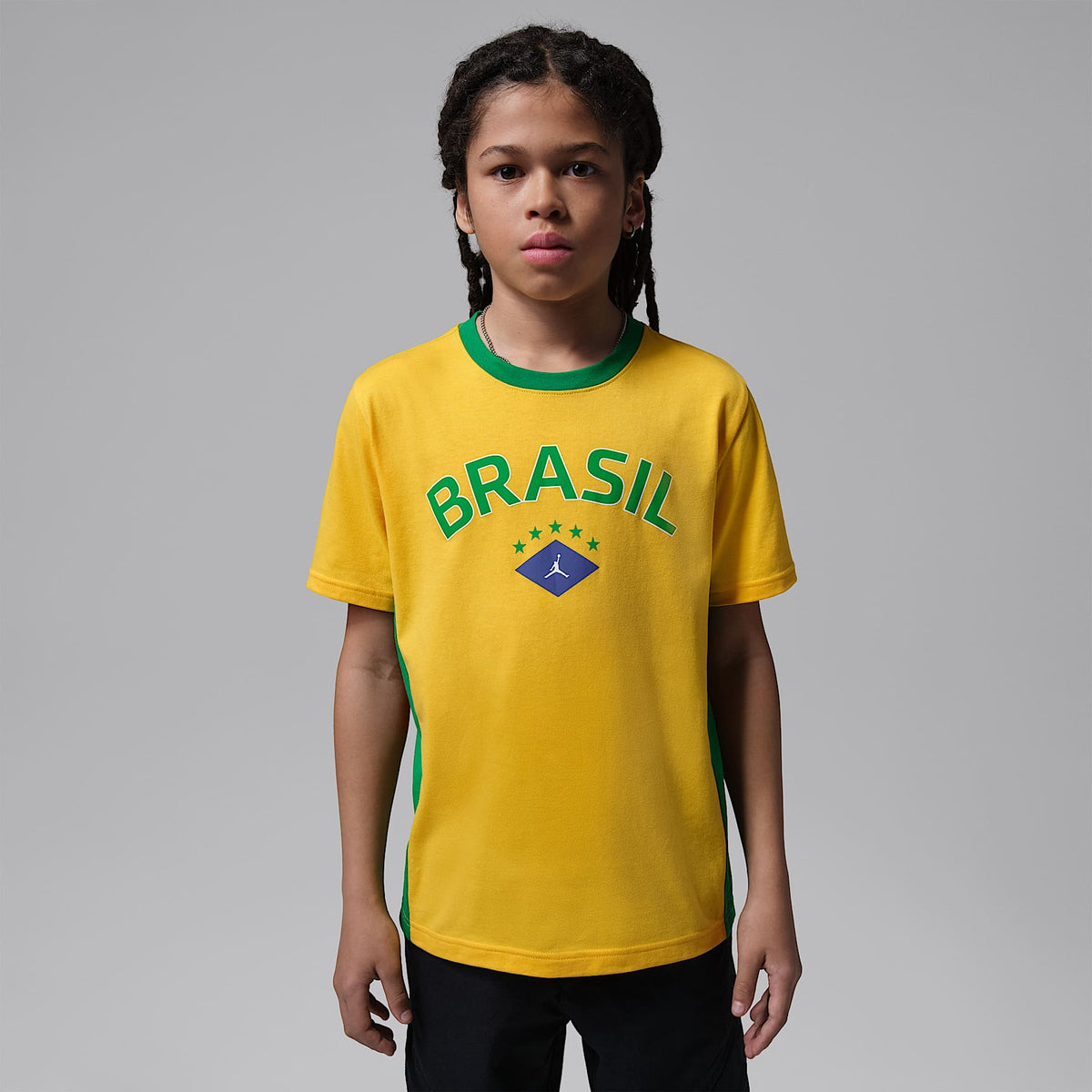 Playera con gráfico Brasil para niños talla grande Jordan – Amarillo/Verde/Azul/Blanco – vista 1