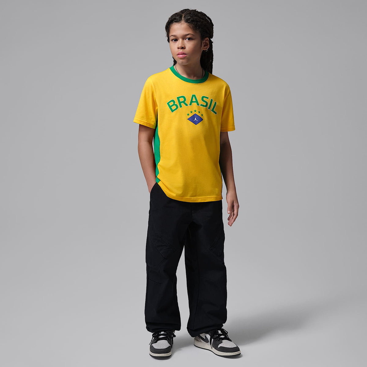 Playera con gráfico Brasil para niños talla grande Jordan – Amarillo/Verde/Azul/Blanco – vista 5