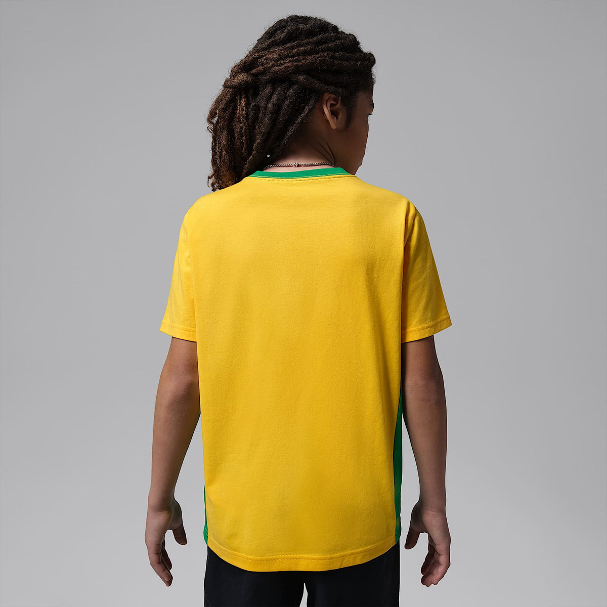 Playera con gráfico Brasil para niños talla grande Jordan – Amarillo/Verde/Azul/Blanco – vista 2