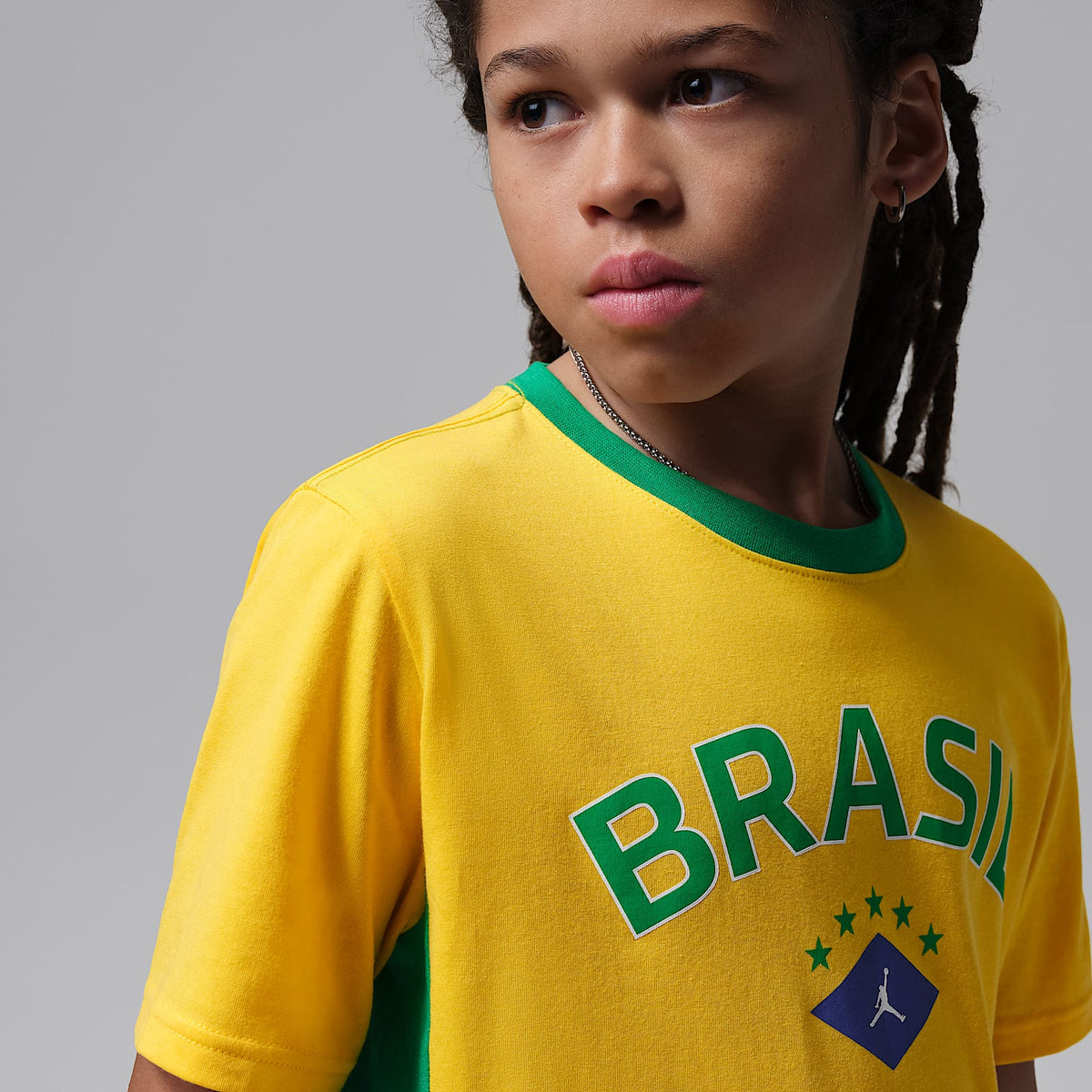 Playera con gráfico Brasil para niños talla grande Jordan – Amarillo/Verde/Azul/Blanco – vista 3