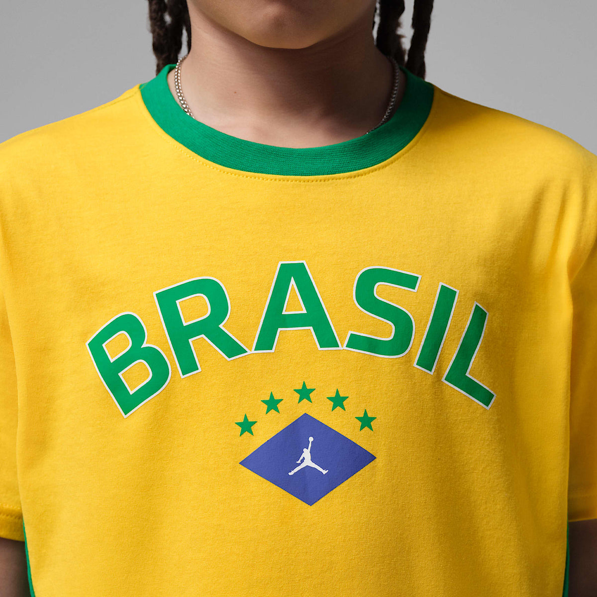 Playera con gráfico Brasil para niños talla grande Jordan – Amarillo/Verde/Azul/Blanco – vista 4