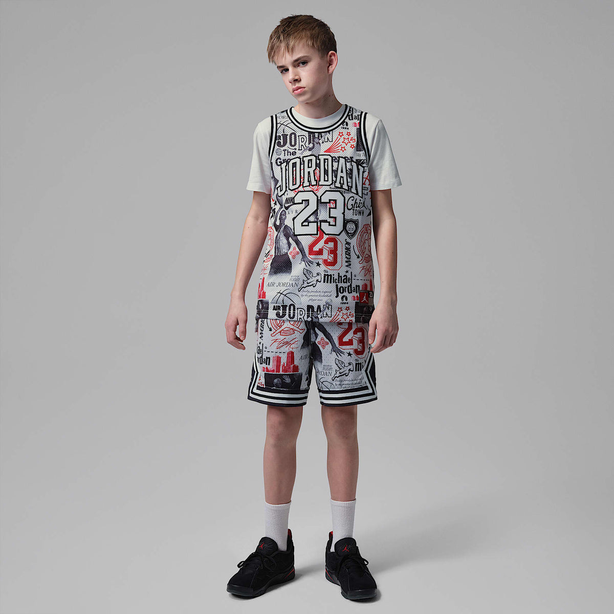 Shorts deportivos Dri-FIT con estampado con diseño de diamante para niños talla grande Jordan – Gris neutro/Negro/Rojo – vista 6