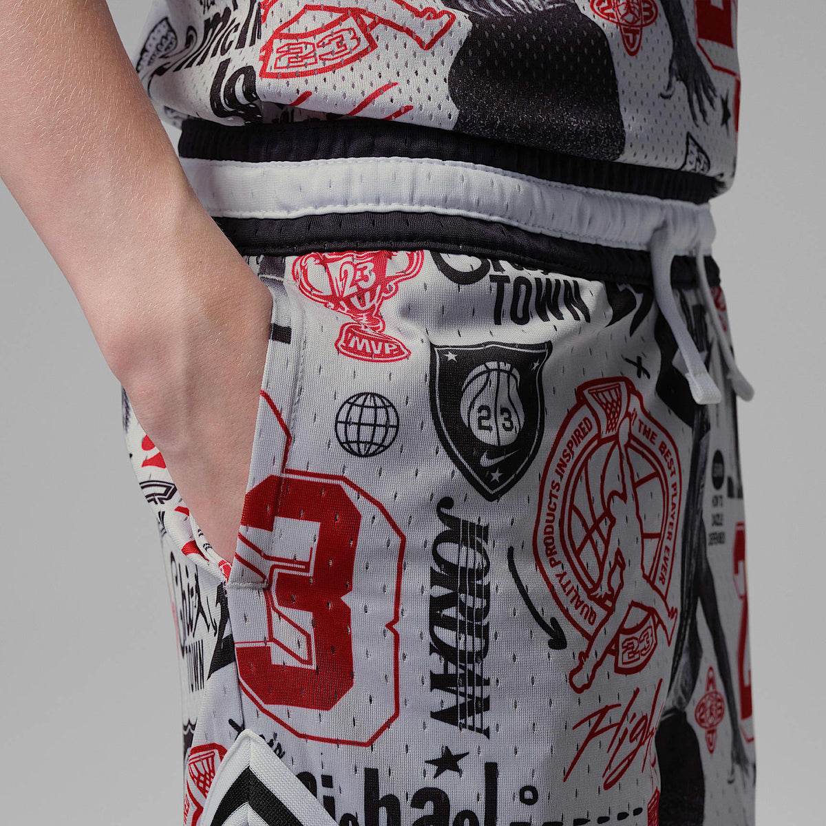 Shorts deportivos Dri-FIT con estampado con diseño de diamante para niños talla grande Jordan – Gris neutro/Negro/Rojo – vista 4