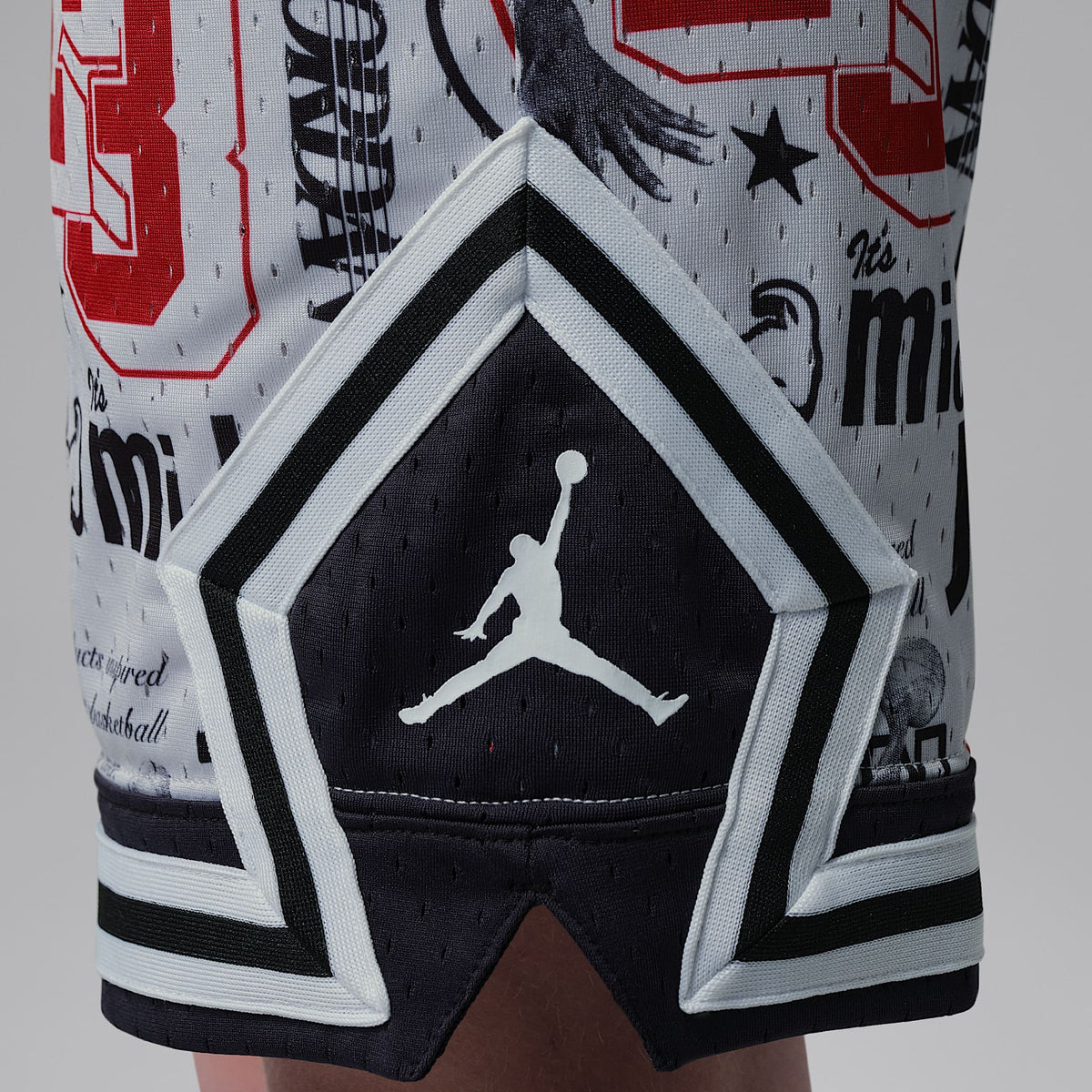 Shorts deportivos Dri-FIT con estampado con diseño de diamante para niños talla grande Jordan – Gris neutro/Negro/Rojo – vista 5