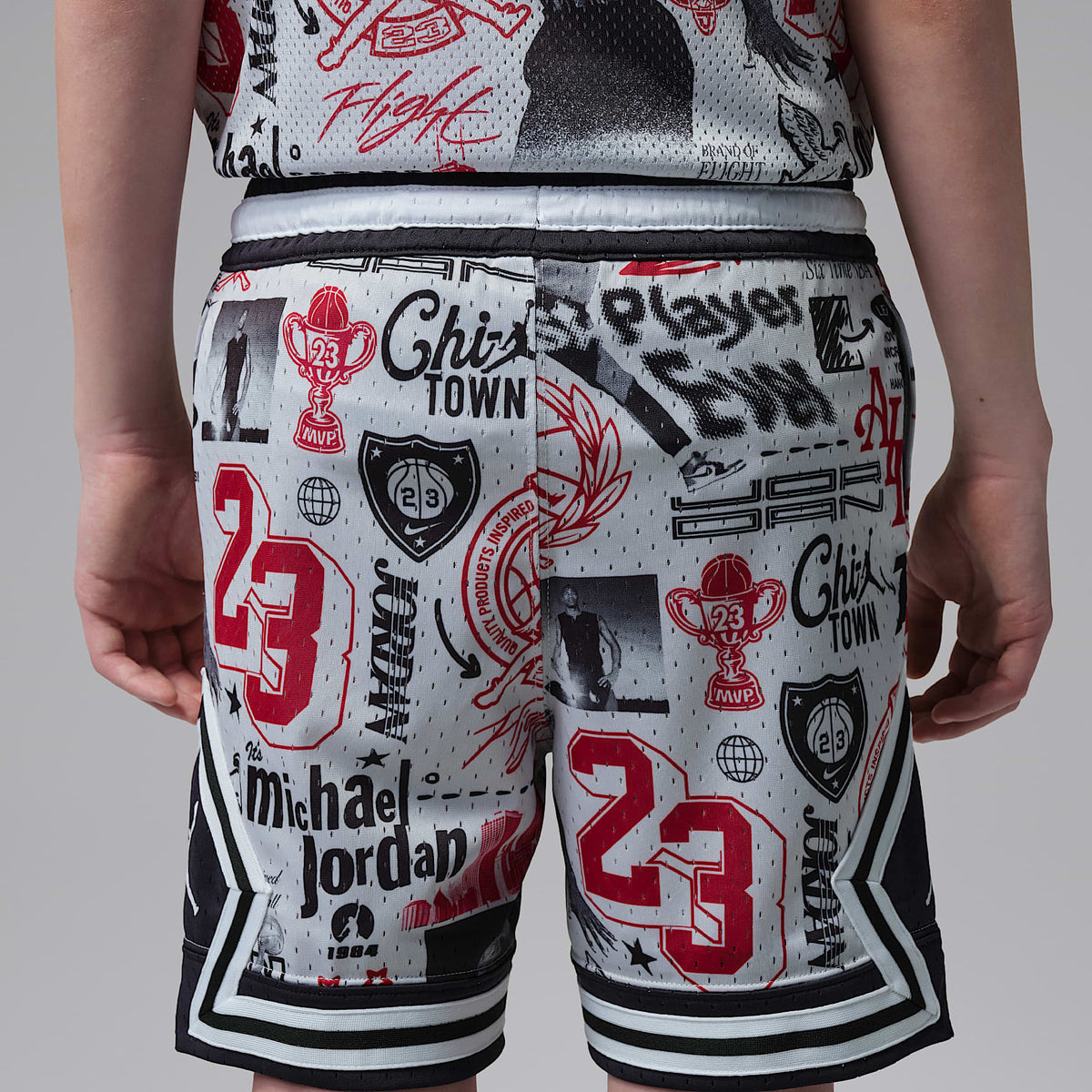 Shorts deportivos Dri-FIT con estampado con diseño de diamante para niños talla grande Jordan – Gris neutro/Negro/Rojo – vista 3