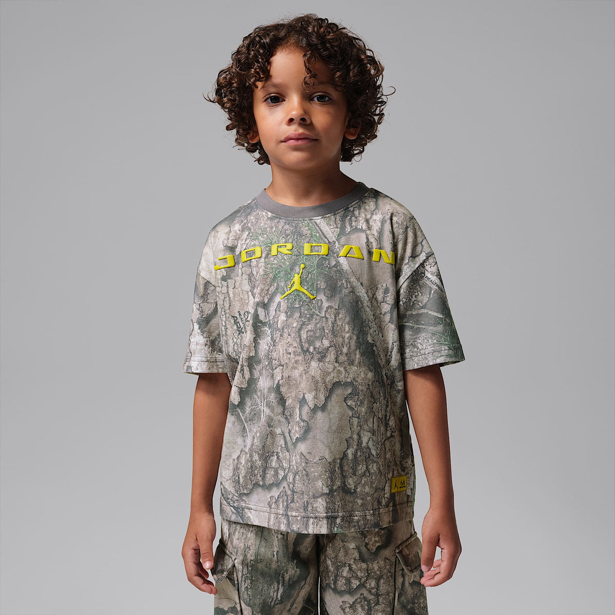 Playera estampada Brooklyn Realtree para niños talla pequeña Jordan – Cisne – vista 1