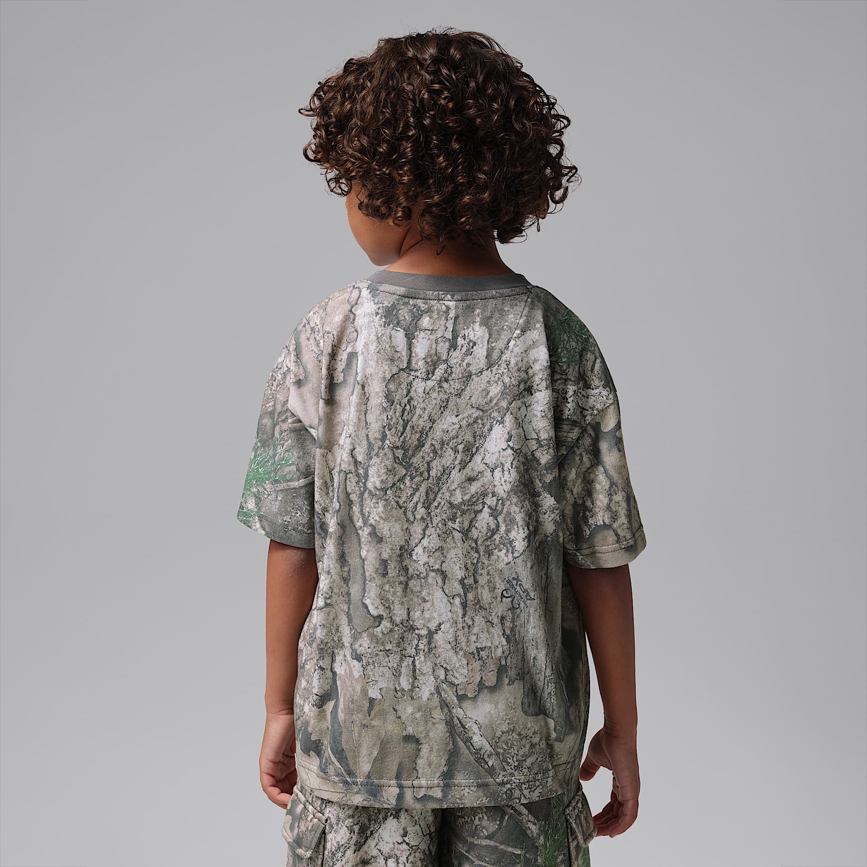 Playera estampada Brooklyn Realtree para niños talla pequeña Jordan – Cisne – vista 2