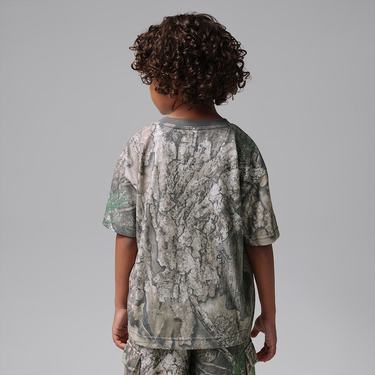 Playera estampada Brooklyn Realtree para niños talla pequeña Jordan – Cisne – vista 2