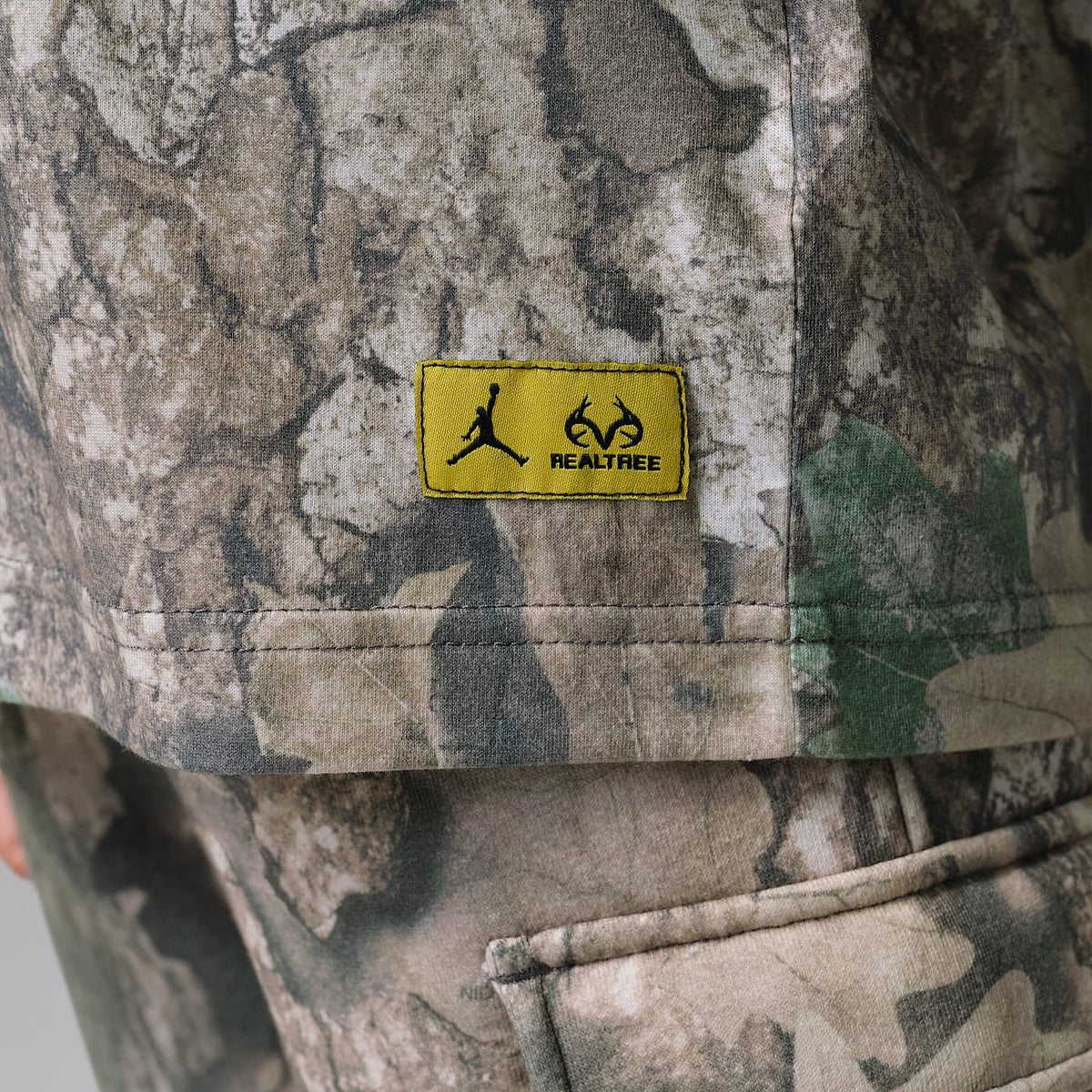 Playera estampada Brooklyn Realtree para niños talla pequeña Jordan – Cisne – vista 5