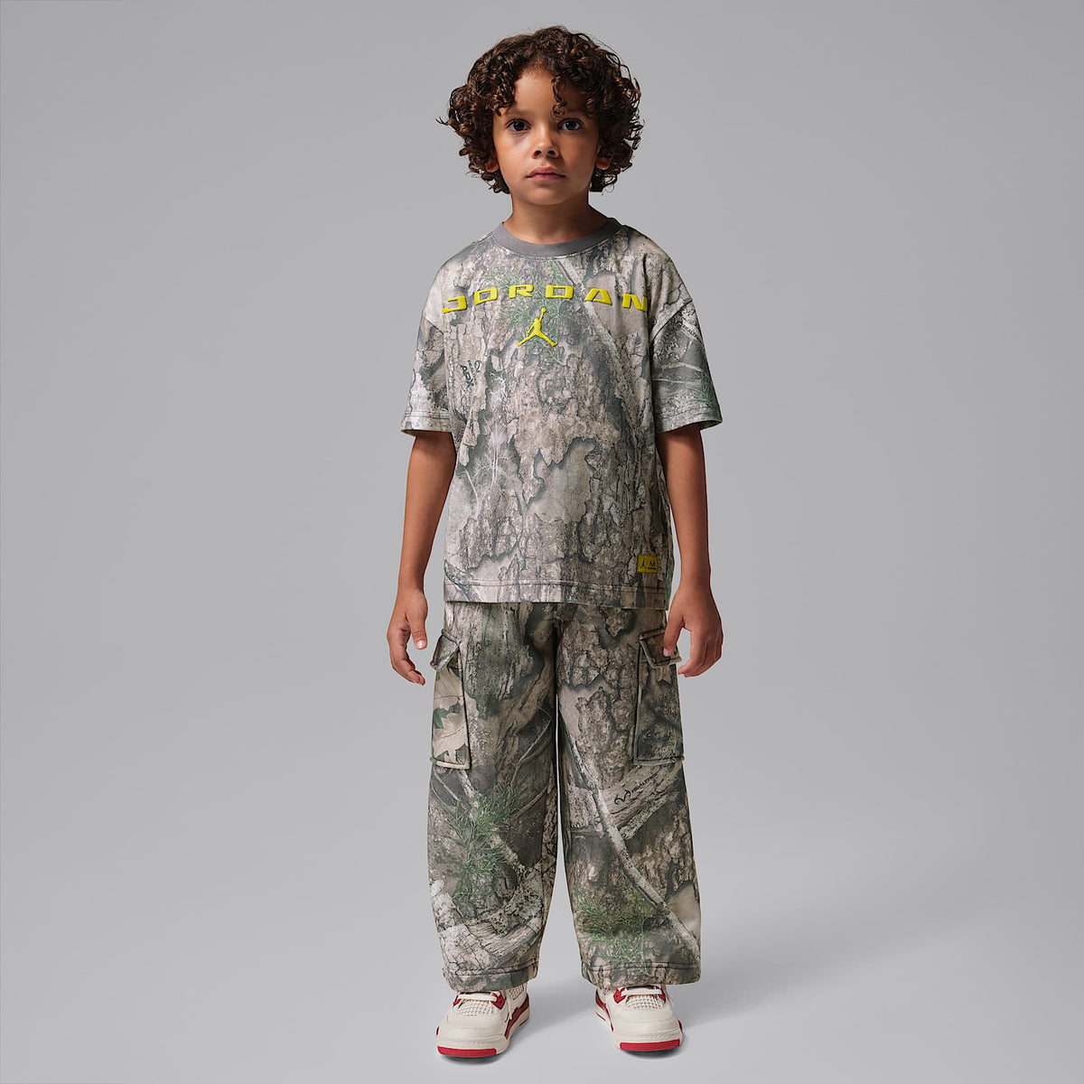Playera estampada Brooklyn Realtree para niños talla pequeña Jordan – Cisne – vista 6