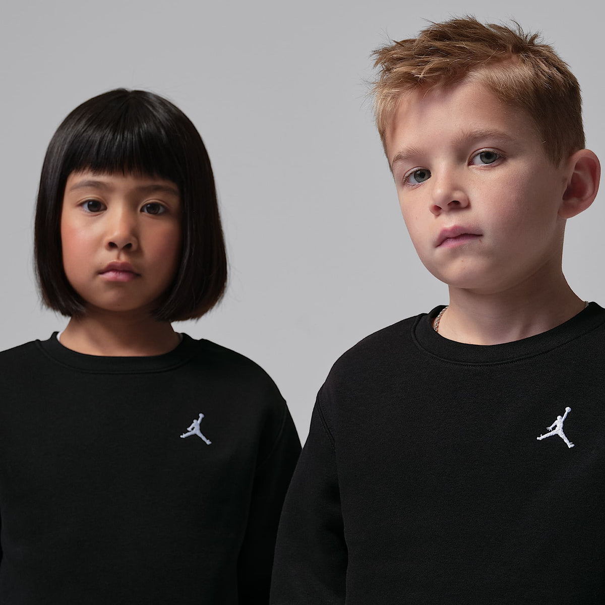 Playera de cuello redondo para niños talla pequeña Jordan Brooklyn Fleece – Negro – vista 3