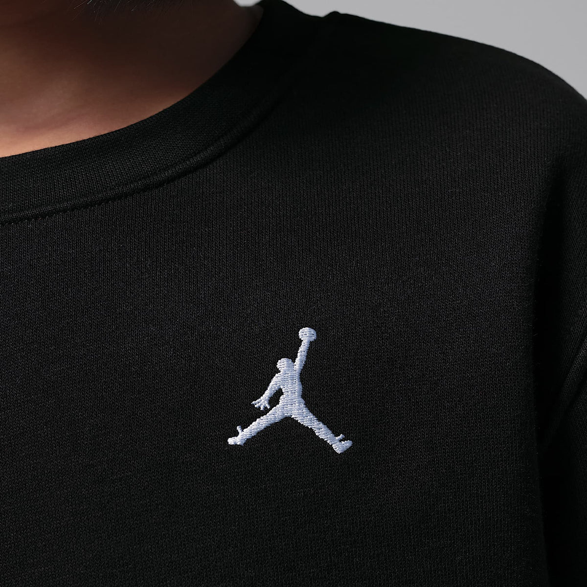 Playera de cuello redondo para niños talla pequeña Jordan Brooklyn Fleece – Negro – vista 4