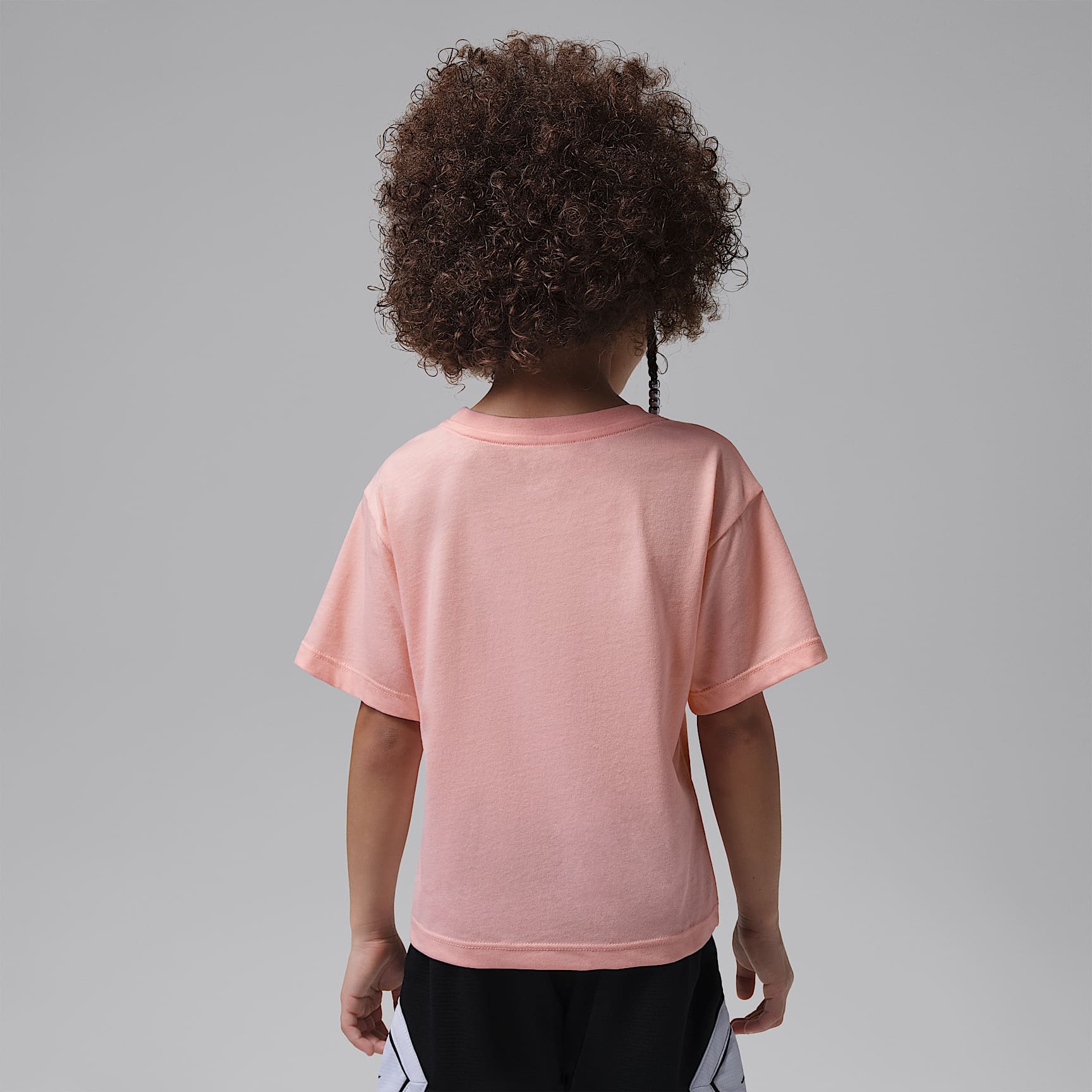 Playera bordada para niños talla grande Jordan Brooklyn Essentials – Flor rosa – vista 2