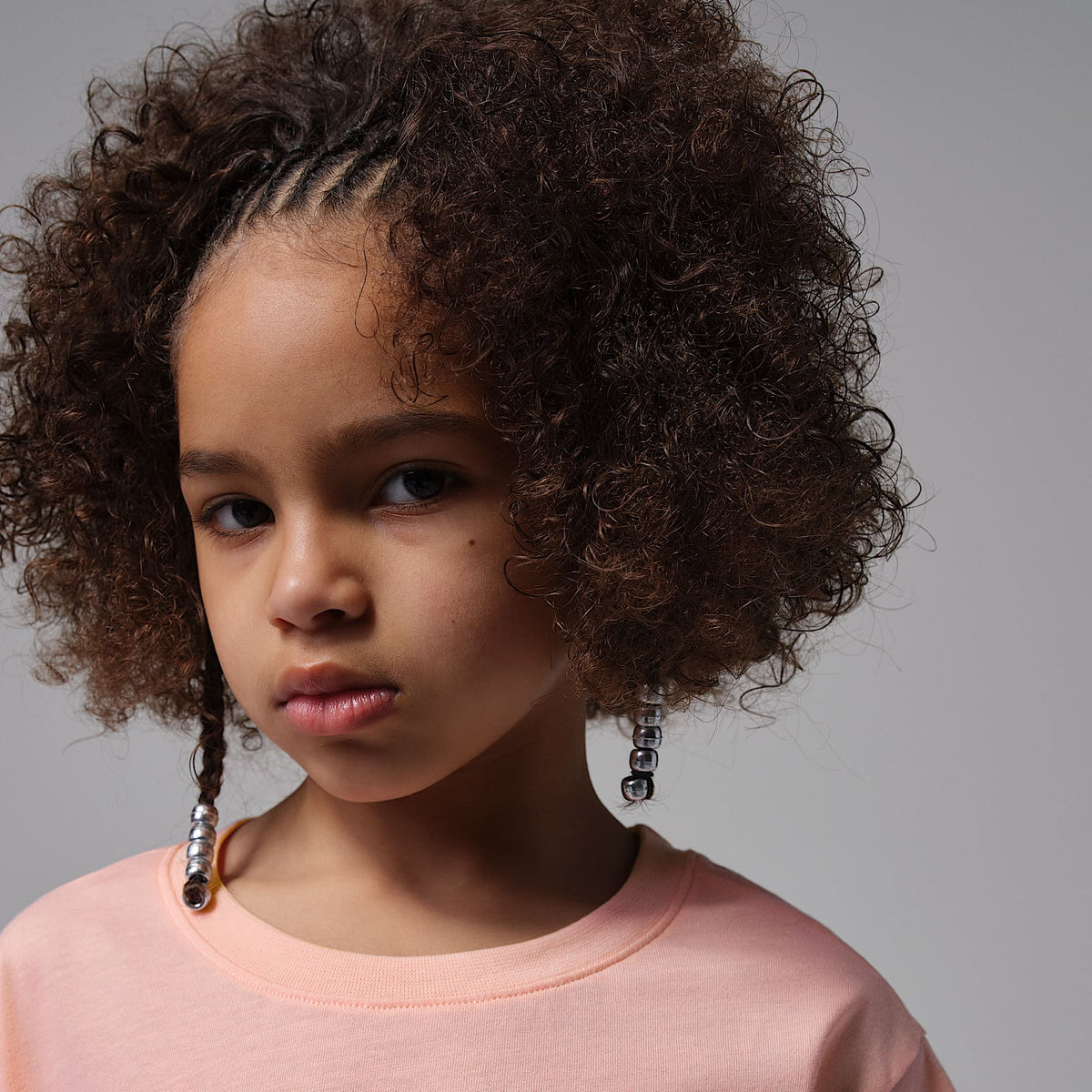 Playera bordada para niños talla grande Jordan Brooklyn Essentials – Flor rosa – vista 3