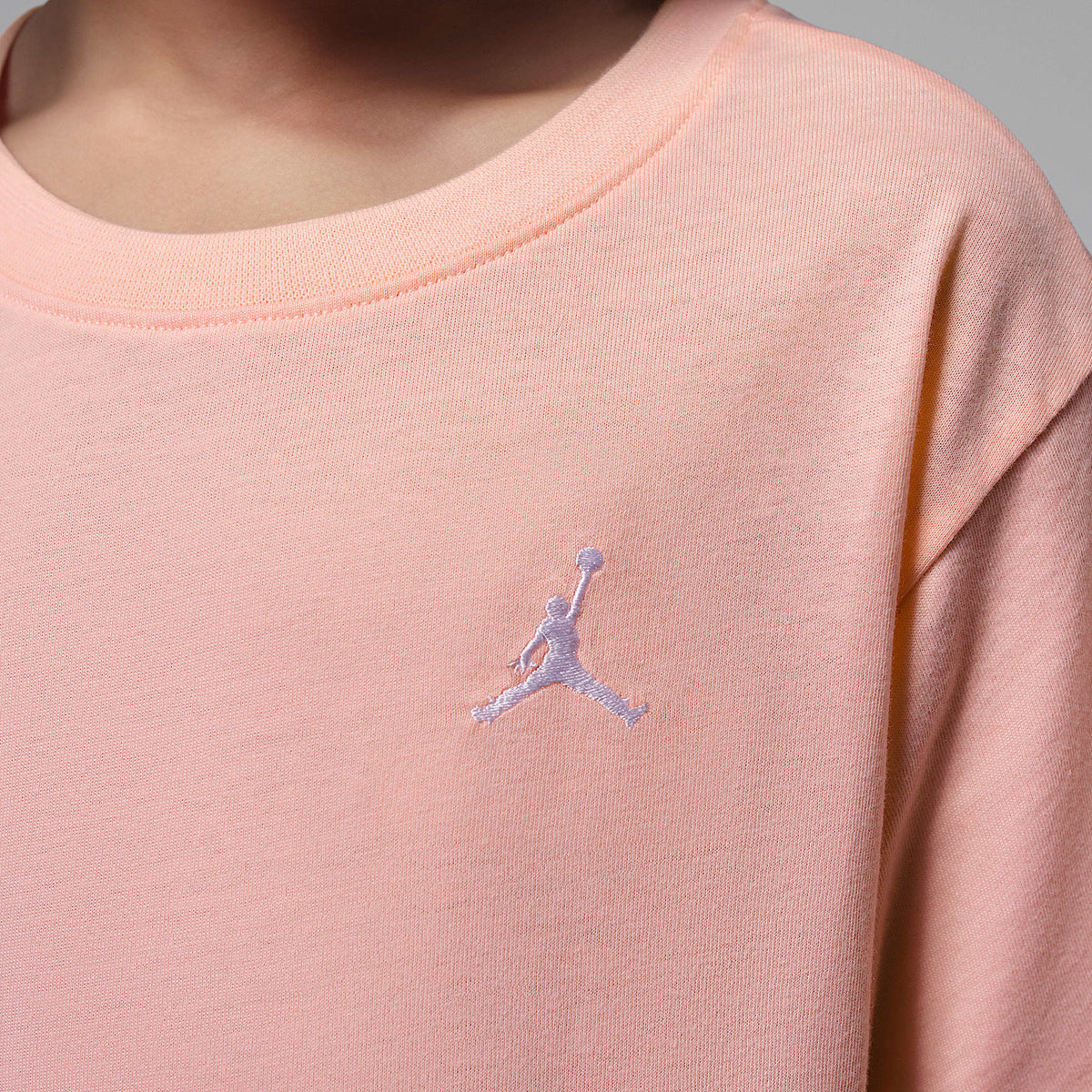 Playera bordada para niños talla grande Jordan Brooklyn Essentials – Flor rosa – vista 4