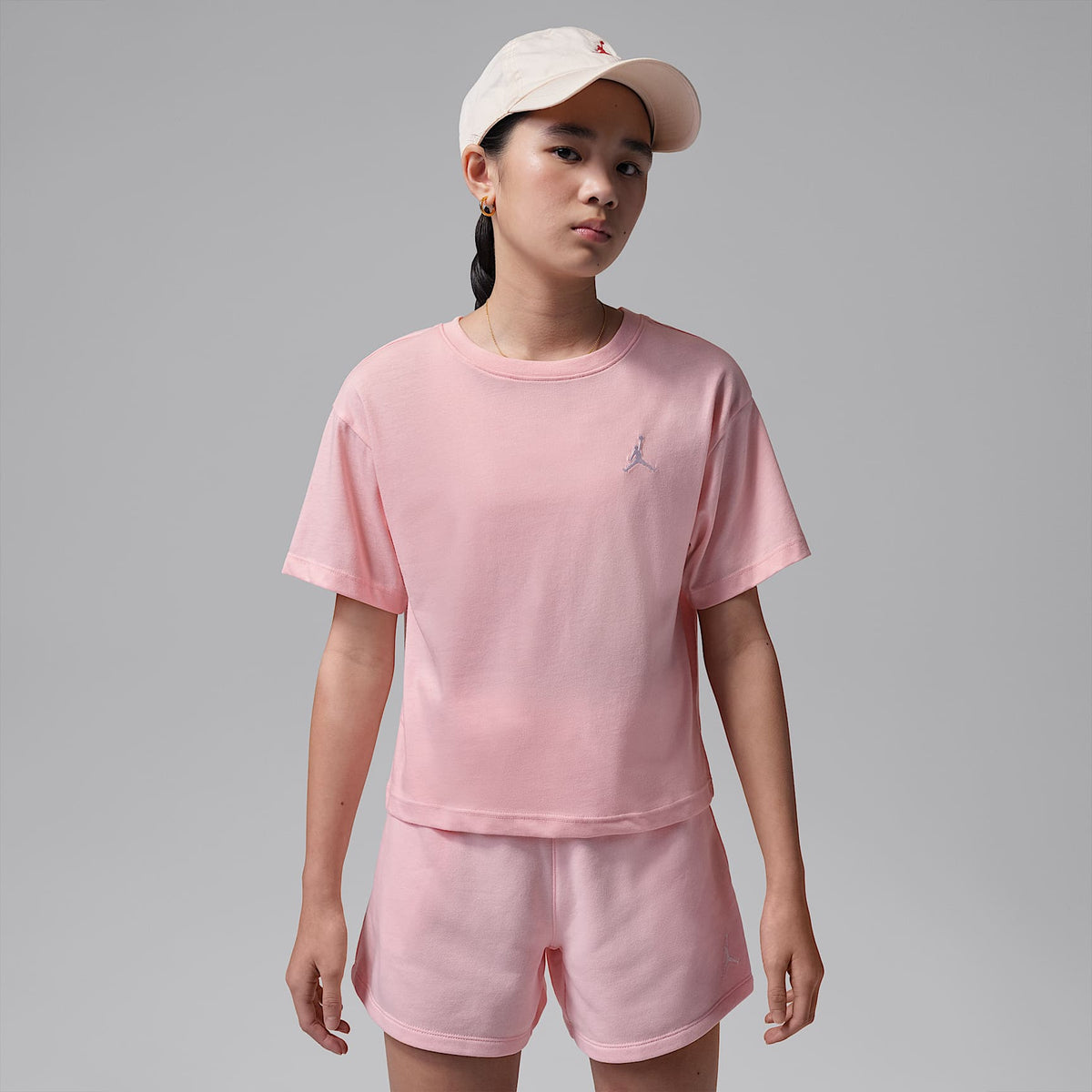 Playera bordada para niños talla pequeña Jordan Brooklyn Essentials – Flor rosa – vista 1