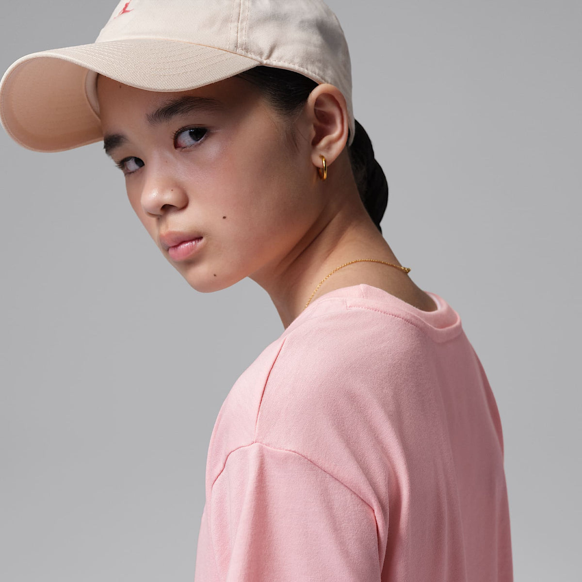 Playera bordada para niños talla pequeña Jordan Brooklyn Essentials – Flor rosa – vista 3
