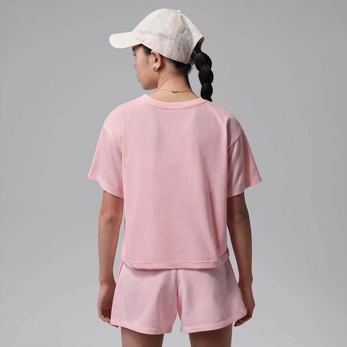 Playera bordada para niños talla pequeña Jordan Brooklyn Essentials – Flor rosa – vista 2