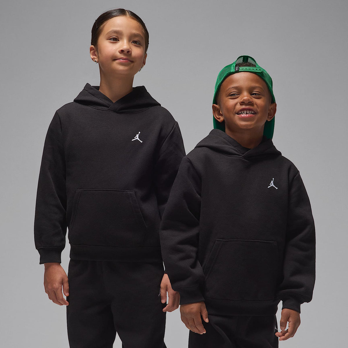 Conjunto de 2 piezas con sudadera con gorro sin cierre para niños talla pequeña Jordan Brooklyn Fleece – Negro – vista 3