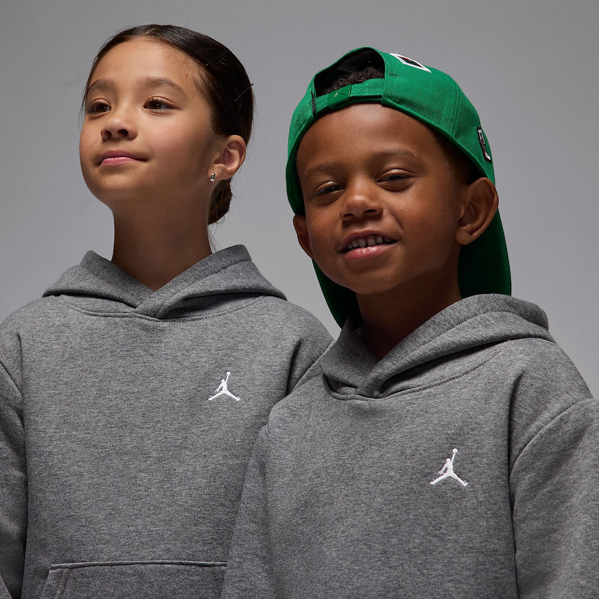 Conjunto de 2 piezas con sudadera con gorro sin cierre para niños talla pequeña Jordan Brooklyn Fleece – Carbono jaspeado – vista 4