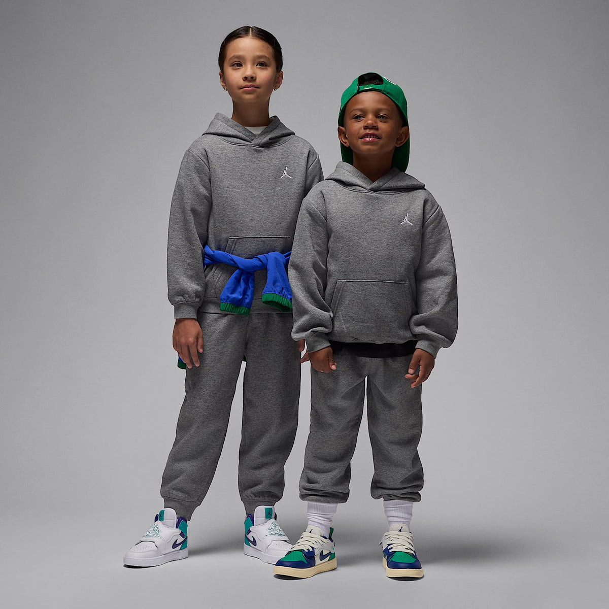 Conjunto de 2 piezas con sudadera con gorro sin cierre para niños talla pequeña Jordan Brooklyn Fleece – Carbono jaspeado – vista 1