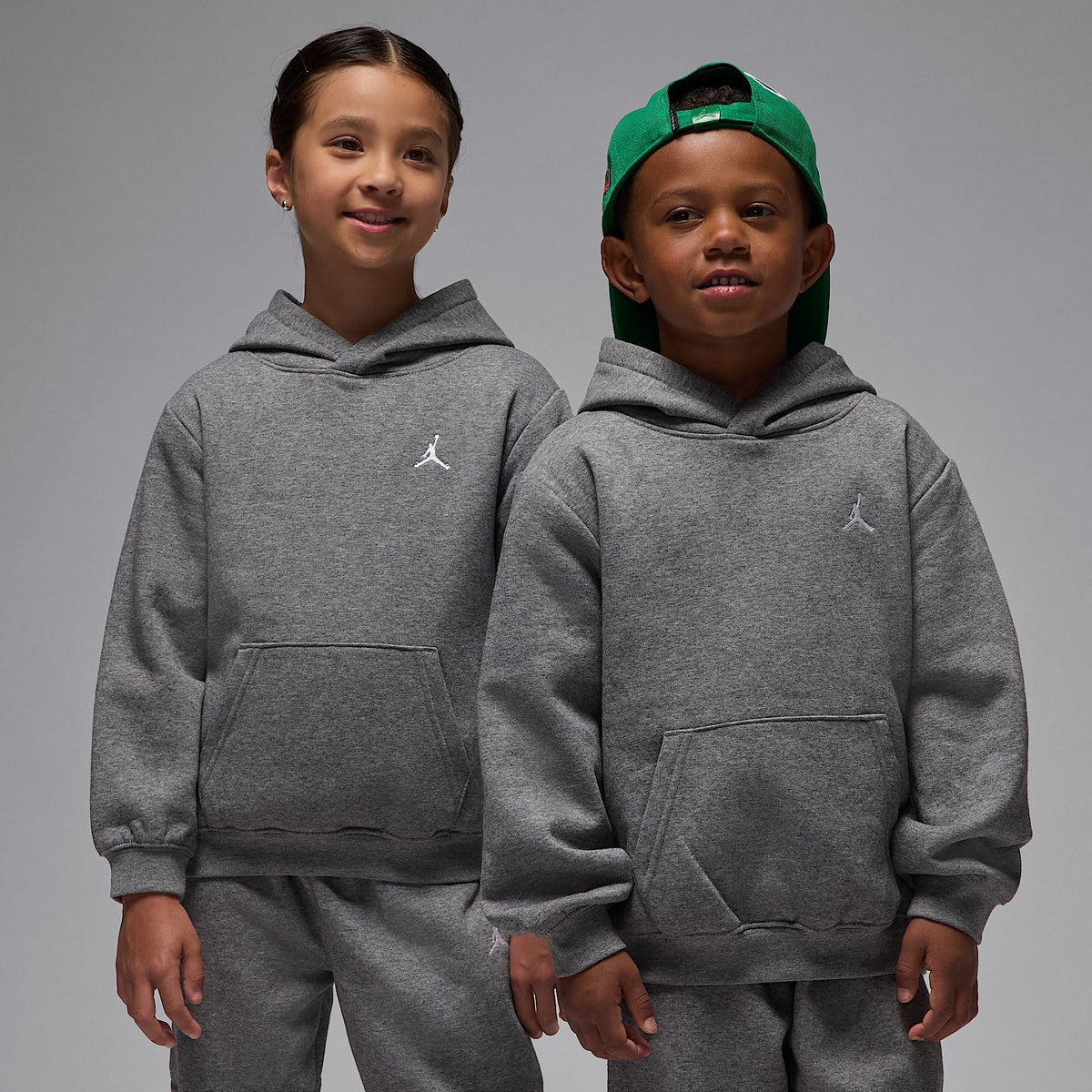 Conjunto de 2 piezas con sudadera con gorro sin cierre para niños talla pequeña Jordan Brooklyn Fleece – Carbono jaspeado – vista 3