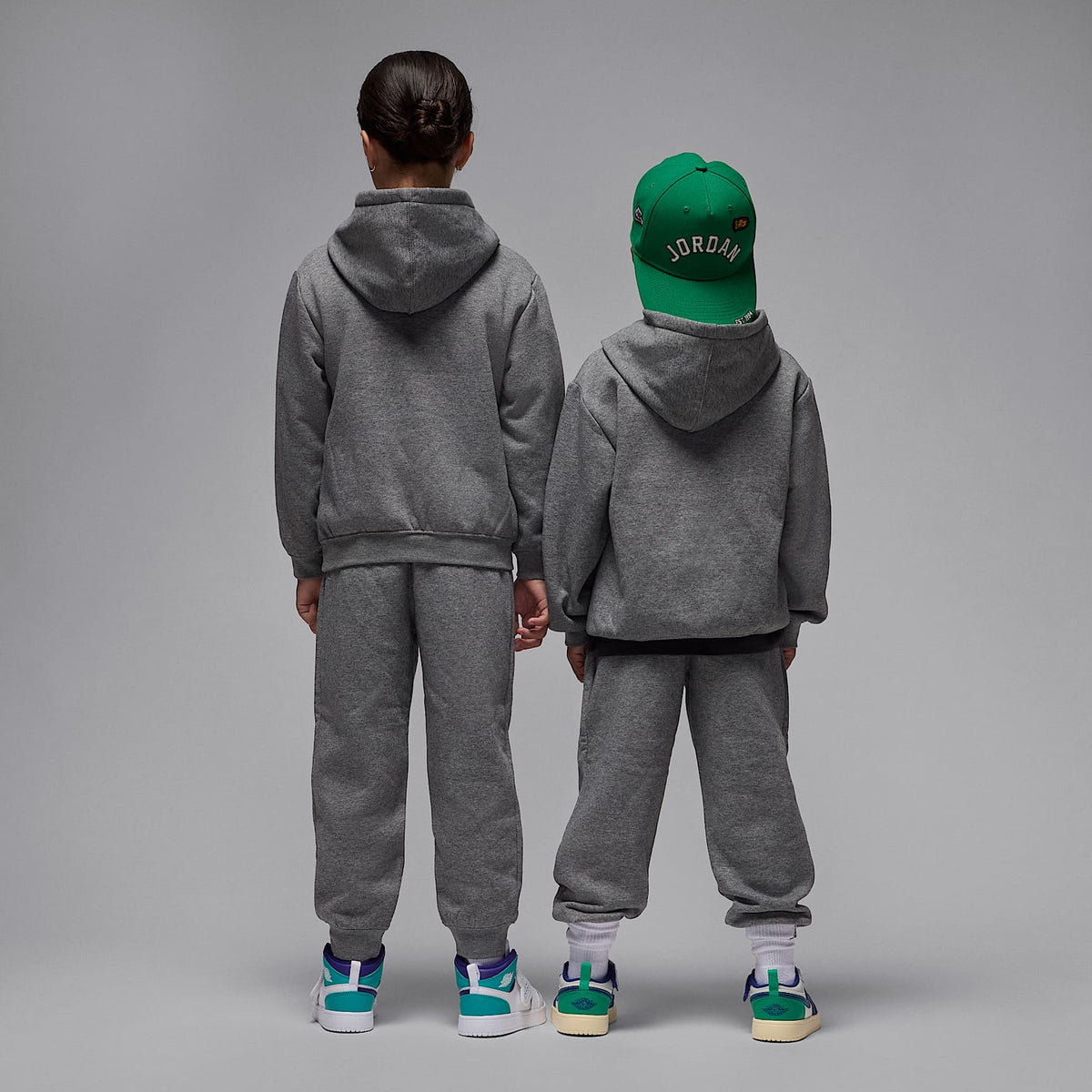 Conjunto de 2 piezas con sudadera con gorro sin cierre para niños talla pequeña Jordan Brooklyn Fleece – Carbono jaspeado – vista 2