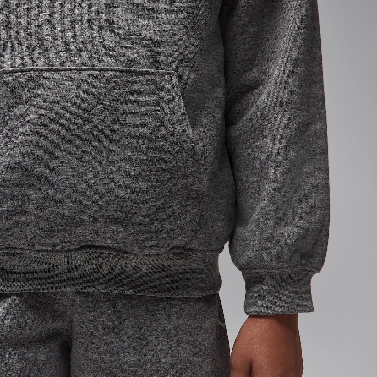 Conjunto de 2 piezas con sudadera con gorro sin cierre para niños talla pequeña Jordan Brooklyn Fleece – Carbono jaspeado – vista 6