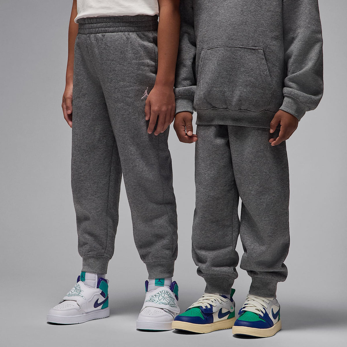 Conjunto de 2 piezas con sudadera con gorro sin cierre para niños talla pequeña Jordan Brooklyn Fleece – Carbono jaspeado – vista 8