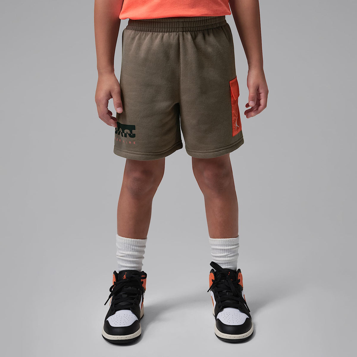 Conjunto de dos piezas de shorts de tejido Fleece con gráfico Hike Mike para niños talla pequeña Jordan – Gris – vista 7