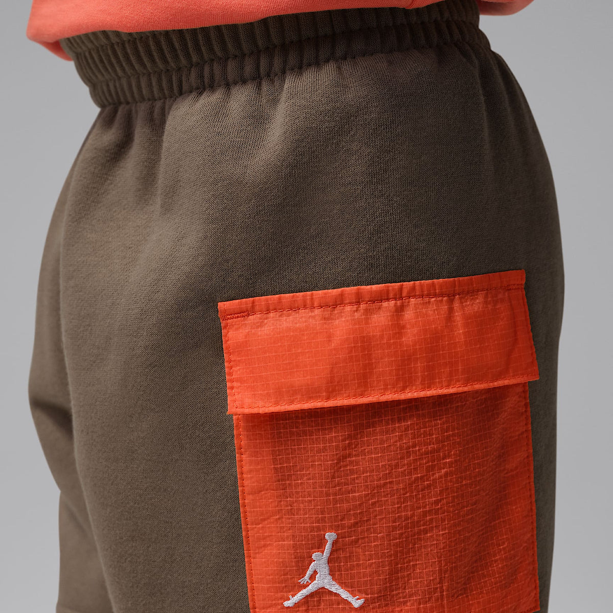 Conjunto de dos piezas de shorts de tejido Fleece con gráfico Hike Mike infantil Jordan – Gris – vista 9