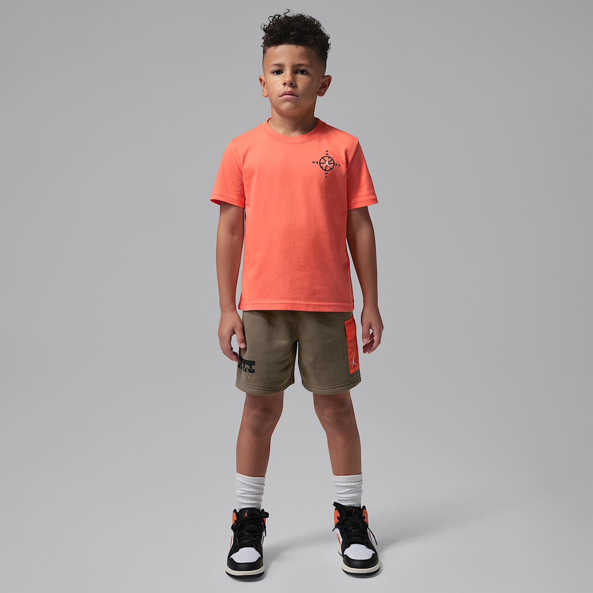 Conjunto de dos piezas de shorts de tejido Fleece con gráfico Hike Mike para niños talla pequeña Jordan – Gris – vista 1