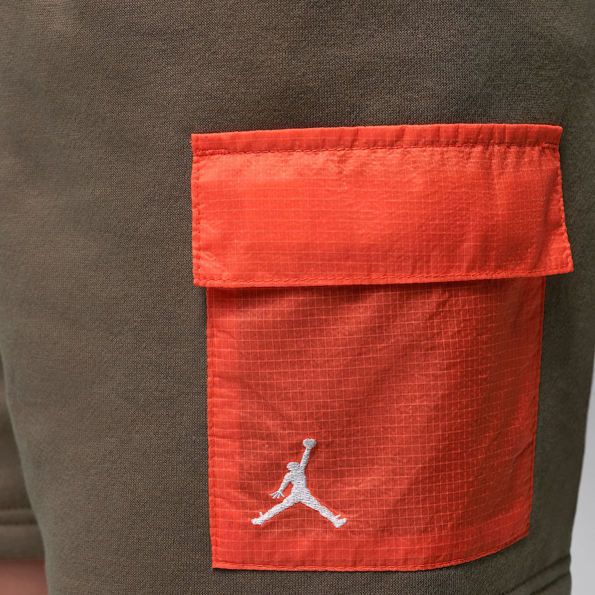 Conjunto de dos piezas de shorts de tejido Fleece con gráfico Hike Mike para niños talla pequeña Jordan – Gris – vista 8